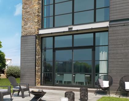 Partenaire Arcades et baies, pose de fenêtre alu, porte fenêtre alu, fenêtre alu triple vitrage, fenêtre alu avec volet roulant, fenêtre sur mesure